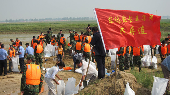 東達(dá)集團(tuán)民兵連積極投入達(dá)旗抗洪搶險(xiǎn)行動(dòng)中