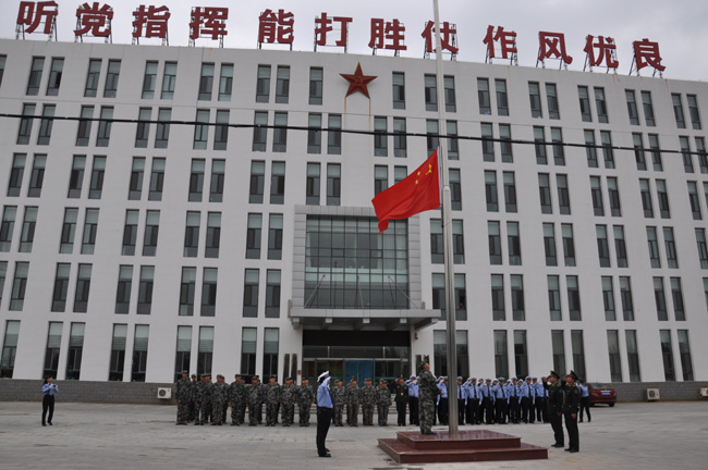 東達集團民兵應(yīng)急獨立連參加達旗武裝部舉行的升旗儀式